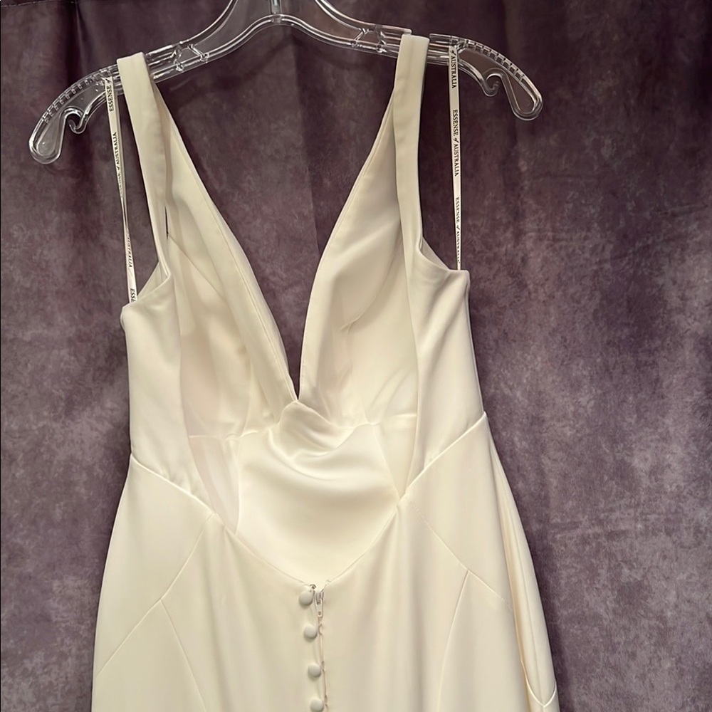 Elegant Ivory V Neck wedding dress with LOW back D3985 - Picture 6 of 9